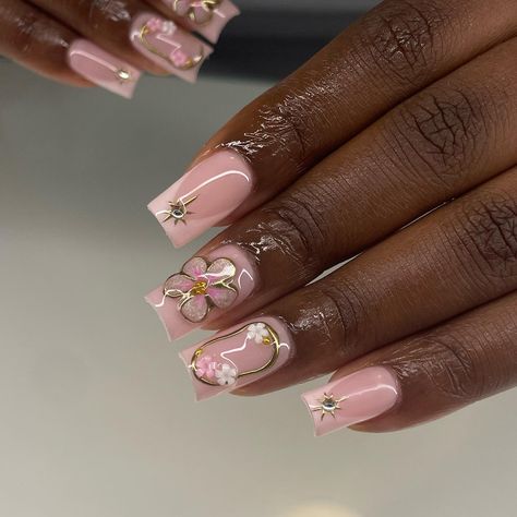 The gold outline🤤🤤 Ib: @dazzled_bymariaa #nails #nailtech #gelx #3dart #chrome #pink #pinknails #summer #summernails #nailsnailsnails #nails2inspire #nailsofinstagram #nailaddict #nailart #nailporn #naillove #vancouver #trend Blush Pink And Gold Nails, Short Acrylics Ideas, Unique Square Acrylic Nails, Cute Short Pink Nails, Gold And Pink Nails, Nail Poses, Short Pink Nails, Chrome Pink, Birthday Nail Designs