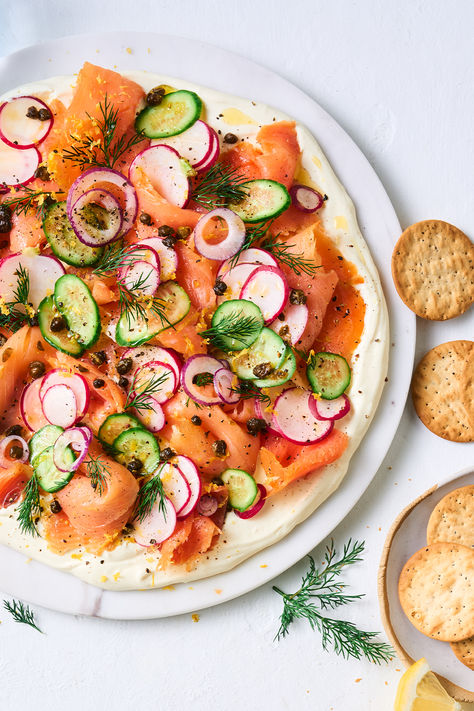 This mouth-watering smoked salmon and cream cheese platter will bring extra sophistication to any festive occasion. Salmon Cream Cheese Board, Smoked Salmon Charcuterie Board, Cream Cheese Platter, Smoked Salmon Board, Christmas Side Recipes, Cream Cheese Board, Salmon Board, Christmas Recipes Sides, Smoked Salmon And Cream Cheese