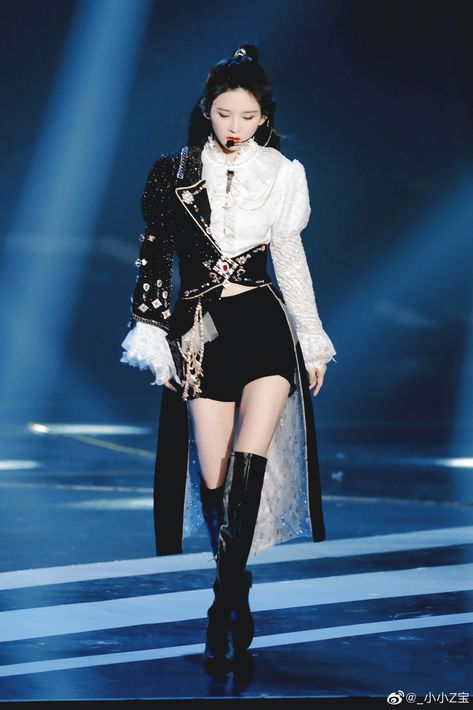 Kpop Leather Stage Outfit, Kpop Stage Outfits Ideas Elegant, Baddie Stage Outfits, Kpop Idol Performance Outfits, Kpop Award Show Outfit Ideas, Kpop Idol Dress Outfit, Stage Outfits Ideas Kpop, Outfit Performance Kpop, Black Stage Outfits Kpop