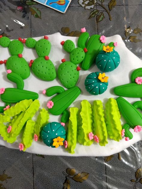 Polymer Clay Cactus, Polymer Clay Beads Diy, Clay Projects For Kids, Cowboy Cakes, Clay Crafts For Kids, Oven Bake Clay, Clay Candle, Cactus Party, Clay Magnets