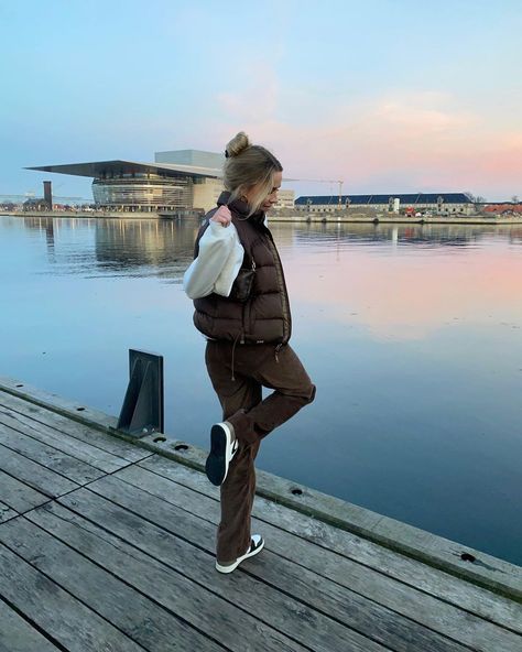 Gilet Outfit Women, Style Puffer Vest, Brown Vest Women, Puffer Outfit, Edgy Fits, Puffer Vest Outfit, Cute Winter Outfit, Amanda Marie, Outfits Con Jeans