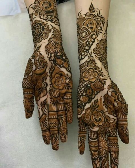 Dubai Style Mehndi Design Back, Stylish Mehndi Designs For Back Hand, Mehendi Pics, Dubai Henna, Back Side Mehndi Design, Side Mehndi Design, Back Side Mehndi, Full Hand Mehndi Design, Khafif Mehndi