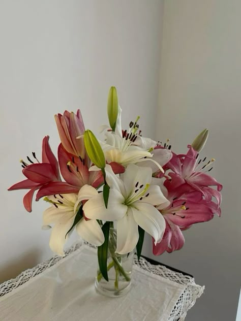 Spring Aesthetic Flowers, Cute Aestethic, Lilies Bouquet, Love Lily, Lily Bouquet, Boquette Flowers, Nothing But Flowers, Aesthetic Flowers, Flower Therapy