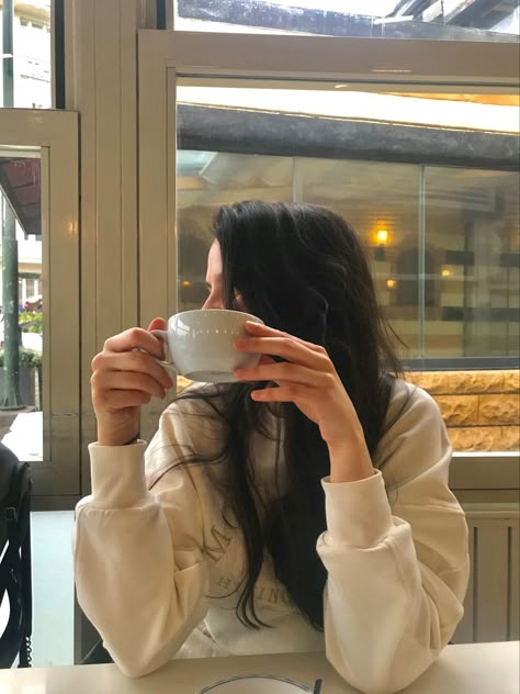 Coffe Photo Insta Post, No Face Coffee Photo, Coffee Shop Selfie Ideas, Coffe Girls Aesthetic, Coffee Pictures Ideas, Cafe Photo Ideas Coffee Shop, Girl With Coffee Aesthetic, Cafe Pics Ideas, Pics Without Face Ideas