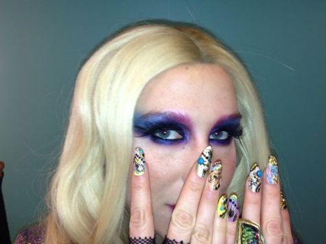 Ke$ha rocking out #RedCarpetManicure during NYE. Kesha Style, Kesha Rose, Nye Nails, Red Carpet Manicure, Purple Eye Makeup, Nails Purple, Kesha, Pop Star, Ear Cuff