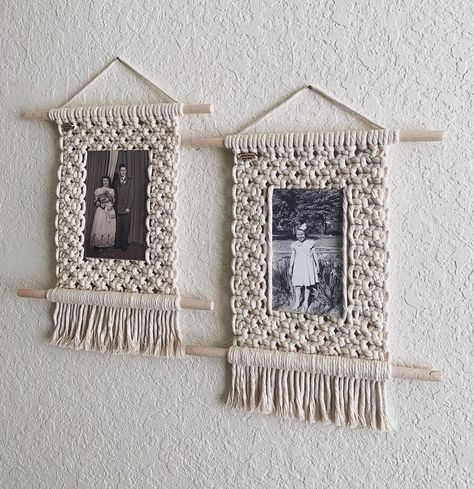 Macrame Photo Frame, Photo Frame Wall Decor, Makramee Diy, Macrame Hanger, Picture Holders, Boho Wall Hanging, Boho Macrame, Macrame Hanging, Hanging Photos