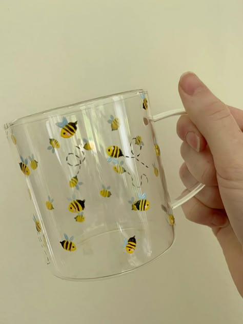 Glass painting, flying bees, art Jar Painting Ideas Cute Easy Flower, Simple Glass Painting Ideas, Draw On Glass Cups, Tea Glass Painting, Drawing On Glass Ideas Easy, Painted Glass Vases Ideas, Painted Glass Mugs, Glass Cup Painting Designs, Hand Painted Glass Cups