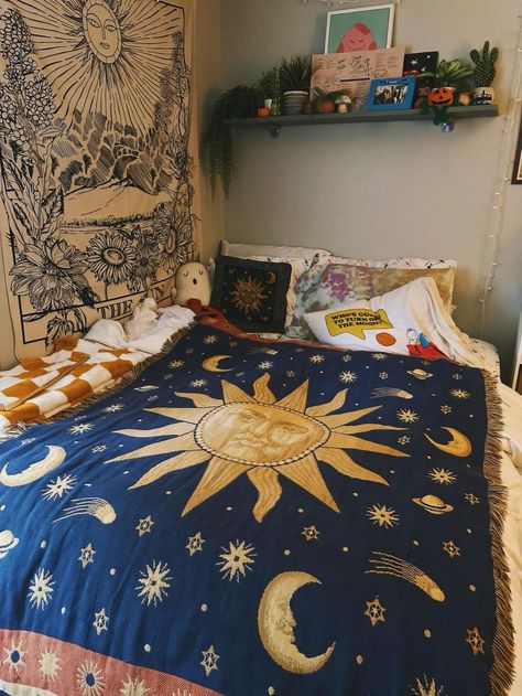 Sun Moon Bedding, Sun And Moon Room Aesthetic, 90s Boho Bedroom, Sun And Moon Bedroom Theme, Celestial Bedroom Ideas, Sun And Moon Bedroom, 90s Sun And Moon, Sun And Moon Blanket, Celestial Bedroom Aesthetic