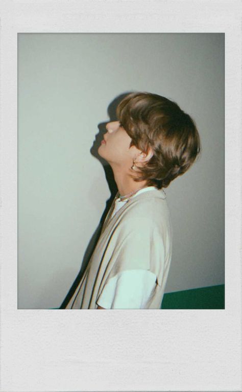 Taehyung Polaroid, Taehyung Pics, Bts Polaroid, Taehyung Selca, Asian Short Hair, Polaroid Pictures, Bts Aesthetic Pictures, Kim Taehyung Wallpaper, Naha