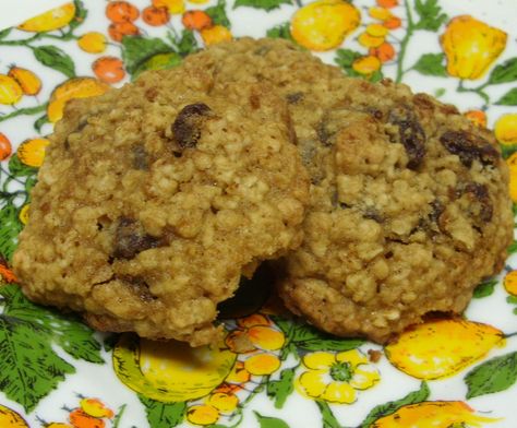 These are the softest, lightest, deliciously moist oatmeal cookies I've ever made. This is a perfect recipe for those times when you have ... Craisin Cookies, Buttermilk Cookies, Healthy Bars, Buttermilk Recipes, Oatmeal Cups, Oatmeal Cookie Recipes, Pinterest Recipes, Oatmeal Cookies, Cookie Bars