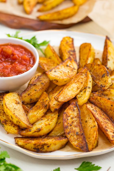 These spicy potato wedges have a great kick to them and are relatively healthy! Quick and easy to prepare. They're naturally vegan and gluten-free, too. Gluten Free Potato Wedges, Kfc Potato Wedges, Spicy Potato Wedges, Homemade Potato Wedges, Crispy Potato Wedges, Roasted Potato Wedges, Potato Wedges Recipe, Wedges Recipe, Potato Wedges Baked