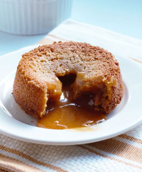 Butterscotch and graham crackers are the superstars of this simple cake recipe. Molten Lava Cakes Recipe, Lava Cookies, Skillet Desserts, Molten Cake, Miniature Cakes, Lava Cake Recipes, Molten Lava Cakes, Baking Fun, Molten Lava