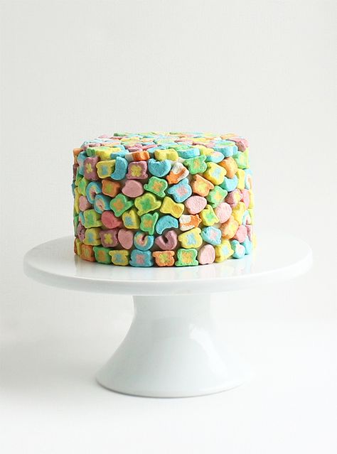 Lucky Charms Cake | Lucky Charms recipes, St. Patrick's Day dessert, St. Patrick's Day ideas and more from @cydconverse Impressive Baking, Lucky Charms Recipes, Lucky Charms Cake, Dessert Decor, Easy Cakes, Lucky Charms Cereal, Colorful Cake, Sugar Dough, Toasted Oats