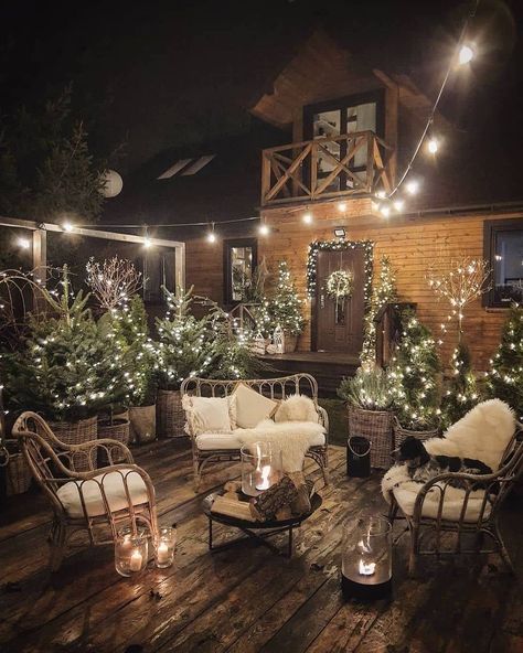 Christmas Cabin Aesthetic, Cozy Cabin Christmas Decor, Christmas Lodge Decor, Boho Lodge, Ski Lodge Christmas Decor, Winter Lodge Decor, Design Per Patio, Christmas Lodge, Winter Porch