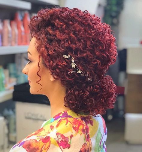 Red And Purple Hair, Purple Red Hair Color, Hair Color Combinations, Red Purple Hair, Tiny Curls, Purple Hair Color, Purple Balayage, Ombre Fashion, Hair Color Purple