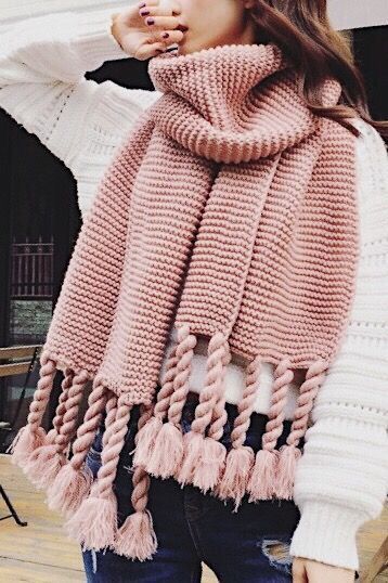 Outfits With Pink, Style Ripped Jeans, Winter Mode Outfits, Jeans Trend, شال كروشيه, Fall Winter Fashion, White Knit Sweater, Knit Sweaters, Pink Scarves