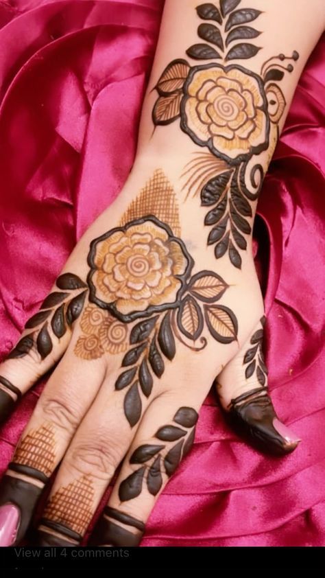 Henna Crown, Feeding Horses, Elegant Henna, Crown Tattoos, Beautiful Mehndi Designs, Khafif Mehndi Design, Mehndi Designs 2018, Mehndi Designs Bridal Hands, Rose Mehndi Designs