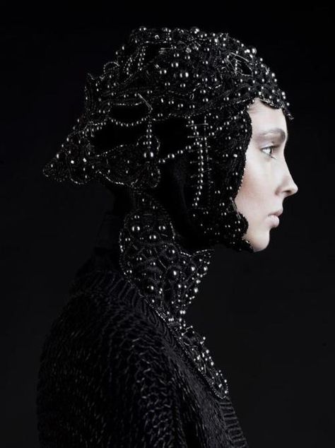 strong look headdress...good in profile. Black Mode, Dark Beauty, Grace Kelly, Dark Fashion, Black Pearl, Shades Of Black, Costume Design, Headdress, Black And White Photography