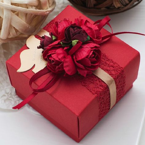 Red Wedding Favors Candy Box with Red Ribbons and by sweetywedding, Creative Corporate Gifts, Cute Gift Wrapping Ideas, Elegant Gift Wrapping, Gift Box For Men, Gift Wrapping Techniques, Wedding Gifts Packaging, Gift Wrapping Inspiration, Gift Wrapping Ideas, Gifts Wrapping Diy