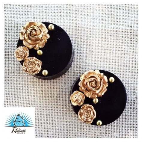 Chocolate Covered Oreos in Black with Gold Flowers. By: Radiant Cakes Elegant Chocolate Covered Oreos, Flower Oreos Chocolate Covered, Black White And Gold Chocolate Covered Oreos, Black And Gold Oreos, Wedding Dipped Oreos, Black And Gold Chocolate Covered Oreos, Fancy Chocolate Covered Oreos, Black And Gold Cakesicles, Cake Puck Designs