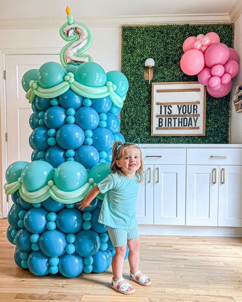 Balloon Bar HTX | It’s not a party without cake! 🎂💙💚 ✨ custom balloon cake Make a statement at your next event with a custom balloon cake! Perfect for all… | Instagram Balloon Shop Ideas, Balloon Birthday Cake, Diy Balloon Cake Topper, Balloon Bar, Store Opening Balloon Decor, Cake With Balloon Topper, Giant Balloon Decor, Balloon Business, Balloon Garland Ideas