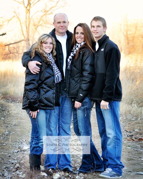 Photography Family Poses, Adult Family Photos, Family Photo Outfits Winter, Poses Family, Fall Family Portraits, Family Portrait Poses, Family Picture Poses, Family Poses, Photography Poses Family