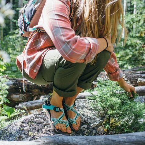 Best Clothes to Wear Hiking: Ultimate All-Season Guide Climbing Outfits, Spring Camping, Outdoorsy Style, Topo Designs, Hiking Fashion, Camping Outfits, Outdoor Fashion, Family Trip, Hiking Women