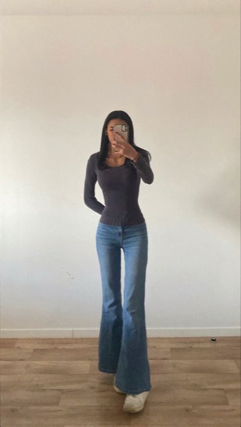 Outfit Con Jeans A Zampa, Cute Outfits With Flare Jeans, Light Wash Flare Jeans Outfit, Flare Jeans Outfit Winter, Flare Outfits, Outfits With Flares, Flare Outfit, Jeans Boots Outfit, Flare Jeans Outfit