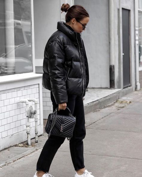 Puffer jacket Black Puffer Coat Outfit, Outfits With Puffer Jackets, Black Puffer Outfit, Puffer Jacket Outfit Ideas, Black Puffer Jacket Outfit, Puffer Coat Outfit, Best Puffer Jacket, Jacket Outfit Ideas, Puffer Outfit