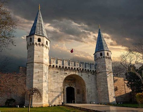 Topkapi Palace Museum, Topkapi Palace Istanbul, Greece Wallpaper, Istanbul Travel Guide, Bosphorus Bridge, Dolmabahçe Palace, Istanbul Turkey Photography, Natural Wonders Of The World, Turkey Photography