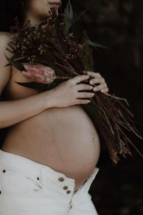 Pregnant woman holding flowers during her maternity photoshoot Budoir Sessions Maternity, Maternity Photography Ideas Unique, Boudiour Maternity, Naked Maternity Shoot, Nude Maternity Shoot, Intimate Maternity, Maternity Picture, Pregnant Wedding, Maternity Pics