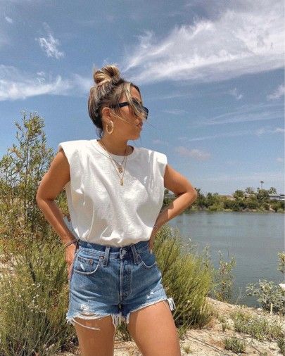 Levis Shorts Outfit, Levi Shorts Outfit, Long Denim Shorts Outfit, Denim Shorts Outfit Ideas, White Shorts Outfit Summer, 501 Outfit, Summer Jean Shorts Outfit, Look Short Jeans, Shorts Outfit Ideas