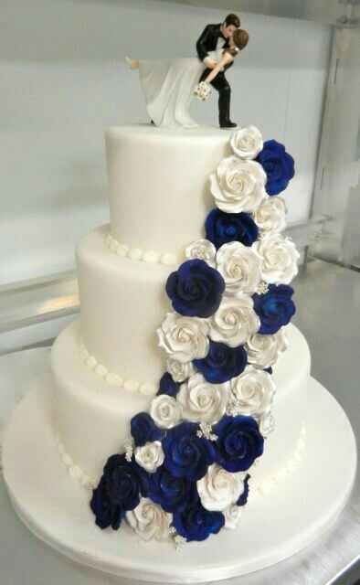 Tortas en color azul Tort Special, Wedding Cake Navy, Creative Wedding Cakes, Floral Wedding Cake, Floral Wedding Cakes, Royal Blue Wedding, Wedding Cakes Blue, Amazing Wedding Cakes, White Wedding Cakes