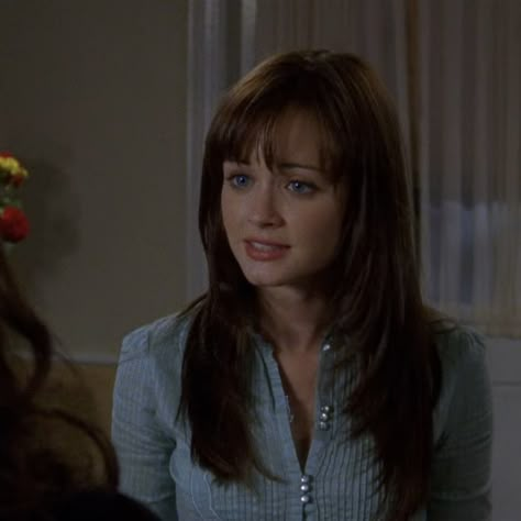 rory gilmore ౨ৎ Rory Gilmore Hair Curtain Bangs, Rory Gilmore Hair Layers, Rory Gilmore Season 7 Hair, Rory Gilmore Hair Bangs, Rory Gilmore Ponytail, Rory Bangs, Rory Gilmore Haircut, Rory Gilmore Season 6, Rory Gilmore Bangs