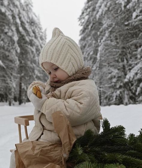 Julfotografering Barn, Christmas Photoshoot Kids, Baby Skiing, Baby Christmas Photography, John 1 16, Grace Upon Grace, Winter Family Photos, Family Christmas Pictures, Christmas Mini Sessions