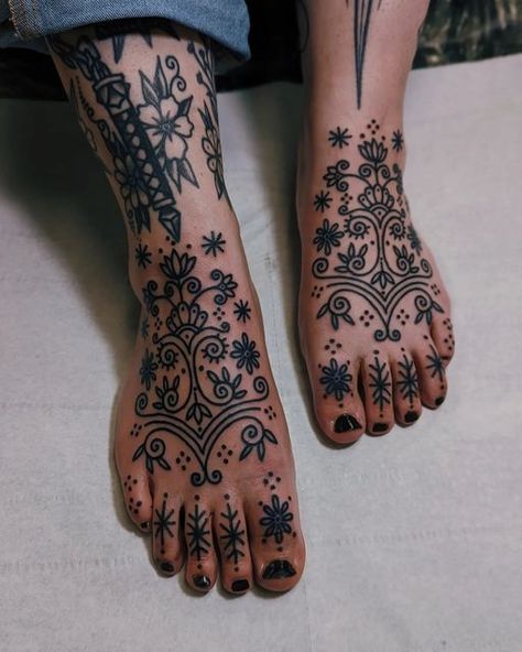 Ornamental Feet Tattoo, Feet Tattoos For Women Beautiful, Ornamental Foot Tattoo, Traditional Foot Tattoo, Bottom Of Foot Tattoo, Toe Tattoos For Women, Adornment Tattoo, Toe Ring Tattoos, Toe Tattoo