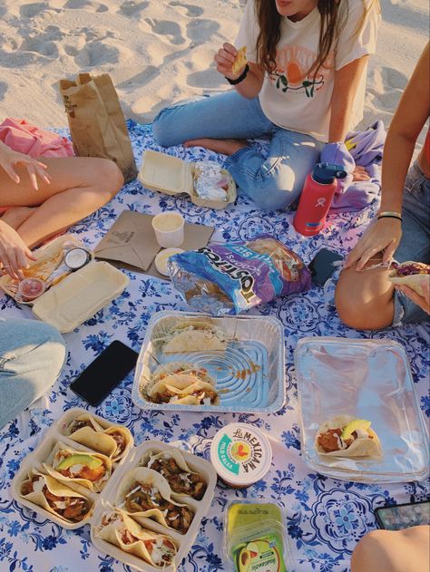 Taco picnic on the beach Taco Picnic Date, Snacks On The Beach, Bbq On The Beach, Taco Picnic, Eating On The Beach, Beach Picnic Food, Beach Picnic Ideas, Beach Day Picnic, Picnic Themes