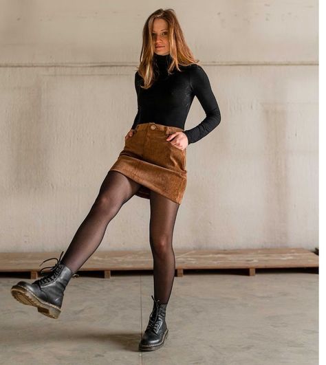 Brown Pantyhose Outfit Winter, Sheer Brown Tights Outfit, Brown Skirt With Tights, Brown Skirt With Black Tights, Brown Pantyhose Outfit, Brown Tights Outfit, Brown Mini Skirt Outfit, Brown Leather Skirt Outfit, Skirt With Black Tights