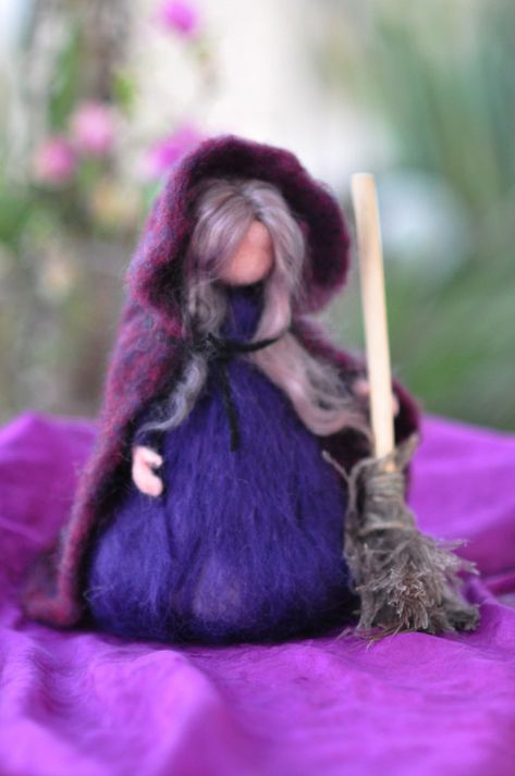 Felted Dolls, Needle Felting Diy, Wool Felt Projects, Wool Needle Felting, Felt Fairy, Needle Felting Tutorials, Felt Halloween, Witch Doll, Spirit Dolls