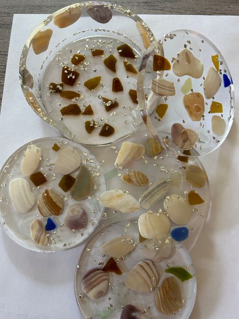 Set of four resin coasters with seashells, sea glass, and glitter. Transparent feet prevent slipping. Great for parties or to bring the beach to you year-round! Seashell Coasters, Coastal Coasters, Sea Glass Flowers, Coasters Christmas, Beach Coasters, Glass Coaster, Resin Ideas, Art Sea, Resin Coasters