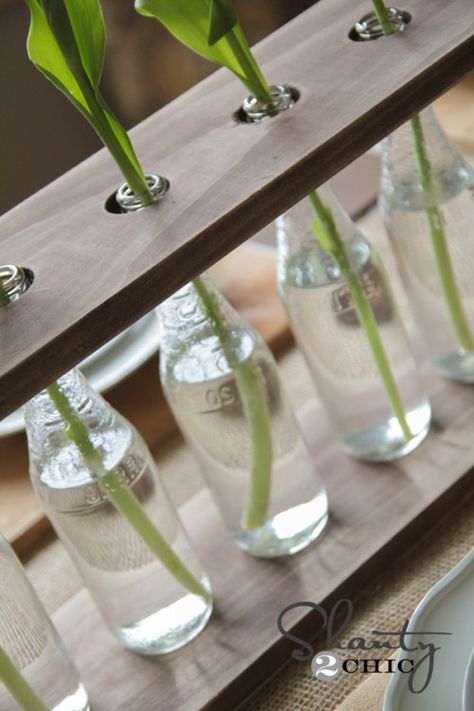 DIY Bottle Vase ( I've begun staining my boards in preparation and have been collecting Mexican coke bottles for weeks ) Bottle Vase Centerpiece, Mexican Coke, Small Glass Bottles, Glass Bottle Diy, Bottle Craft, Bottle Decor, Wine Bottle Diy Crafts, Glass Bottle Crafts, Coke Bottle