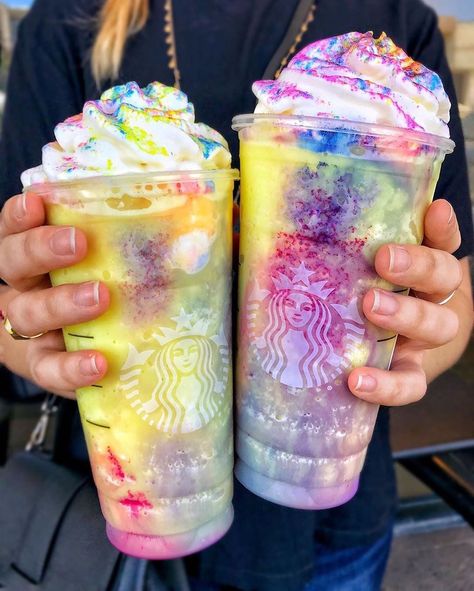 Resep Starbuck, Minuman Starbucks, Free Starbucks Gift Card, Rainbow Drinks, Starbucks Drinks Diy, Secret Starbucks Recipes, Iced Starbucks Drinks, Secret Starbucks Drinks, Starbucks Secret Menu Drinks