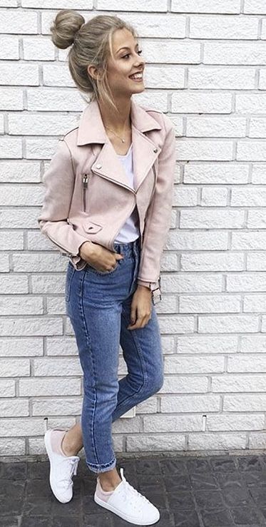 Pink Leather Jacket Outfit, Pink Jacket Outfit, Perfect Spring Outfit, Spring Jeans, Pink Leather Jacket, Fitted Jeans, Gray Wall, Cozy Winter Outfits, Outfits Woman