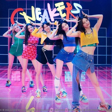 Itzy Sneakers, Itzy Checkmate, Stephen Colbert, Poses For Photos, Sneakers Outfit, Awards Ceremony, Kpop Outfits, Stage Outfits, Instagram Update