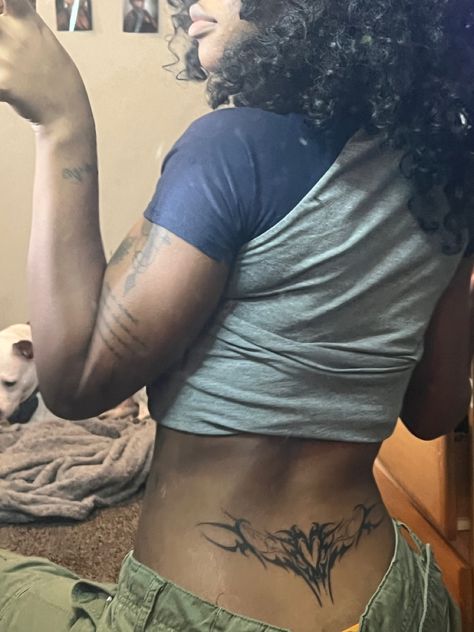 Love the heart shapee Lower Back Tattoo Black Women, Trampstamps Tattoo, Zzz Tattoo, Fye Tattoos, Lower Back Tats, Numb Tattoo, Tramp Stamps, Back Tats, Stamp Tattoo