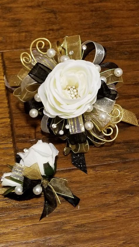 Black and gold homecoming corsage set from Hen House Designs www.henhousedesigns.net Black And Gold Corsage And Boutonniere, Black And Gold Corsage, Gold Corsage Prom, Black And Gold Homecoming, Gold Quinceanera Theme, Homecoming 2023, Gold Corsage, Corsage Ideas, Prom Corsages