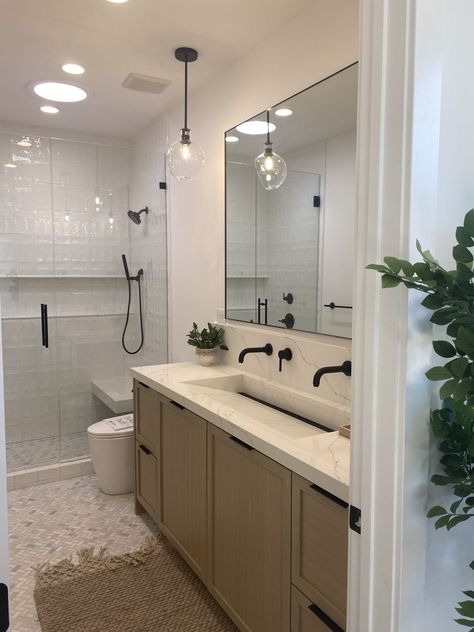 Makeup In The Bathroom, Bathroom Remodel Organic Modern, Espresso Bathroom Ideas, Bathroom Remodel Aesthetic, Small Master Bath And Closet Layout, Guest Bathroom Aesthetic, Bathroom Aesthetic Minimalist, Minimal House Design Interior, Clean Restroom