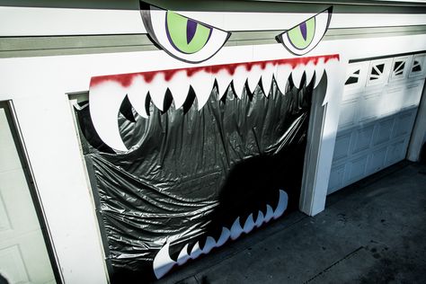 Scare some trick-or-treaters with @mattiseman and Matt Rogers' DIY Monster Garage! For more great DIYs tune in to Home & Family weekdays at 10a/9c on Hallmark Channel! Garage Door Halloween Decor, Door Monster, Matt Rogers, Halloween Garage Door, Monster Garage, Halloween Garage, Monster Decorations, Diy Monsters, Halloween Decor Diy