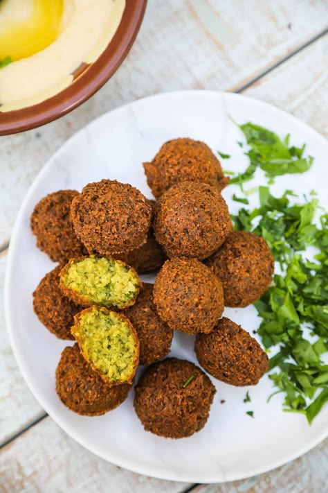 Falafel Vegan, Falafel Sandwich, Arab Food, East Recipes, Middle East Food, Middle East Recipes, Falafel Recipe, Middle Eastern Cuisine, Arabic Recipes