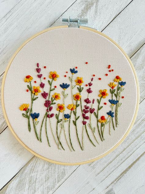 By Happy Vintage Art Flowers Embroidery Pattern, Hand Embroidery Patterns Free, Simple Hand Embroidery Patterns, Simple Embroidery Designs, Colorful Crochet, Hand Embroidery Patterns Flowers, Floral Embroidery Patterns, Flowers Digital, Flowers Embroidery